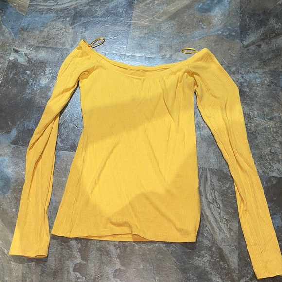 yellow slightly off the shoulder Hollister M - Picture 1 of 1
